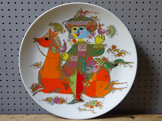 Pottery charger - H is for Home